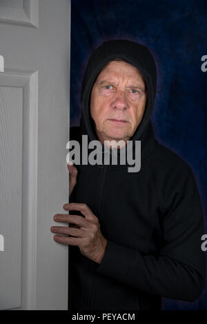 Senior uomo caucasico la rottura in una casa Foto Stock