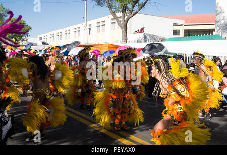 478Th anniversario di Arequipa ballerini locali dando un brasiliano carnaval per sentire la celebrazione di Arequipa su avenue Independancia il quindicesimo agosto Foto Stock