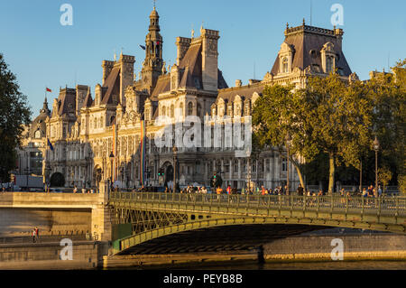 Tramonto su Hotel de Ville a Parigi, Francia Foto Stock