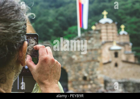 Uomo di scattare una foto di un Serbo Ortodossi monastero Ravanica, costruita nel XIV secolo Foto Stock