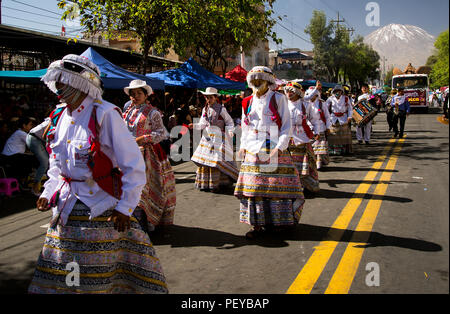 478Th anniversario di Arequipa ballerini di Chivay ballare la danza wititi celebra la fondazione di Arequipa su Avenue Independancia Arequipa Foto Stock