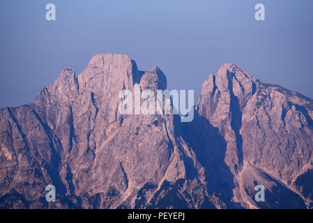 Montagne rocciose della Stiria Alpi calcaree nel Parco Nazionale Gesäuse in Austria, illuminato dal sole che si alza la mattina presto. Foto Stock