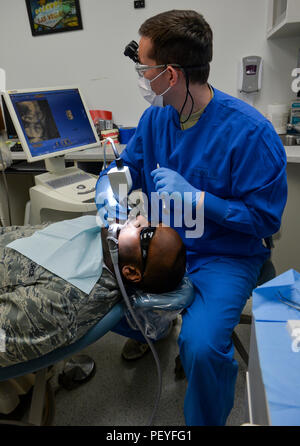 Il cap. (Dr) e Derek Sloan, 2° Squadrone dentali dentista generale, prende un'impressione ottica durante un esame a Barksdale Air Force Base, La., Feb 12, 2016. Impressioni ottica ha sostituito il vecchio umido processo di impressione, diminuendo il tempo necessario per la creazione di un calco fisico. Il nuovo processo riduce il completamento di corone da due settimane per circa due ore. (U.S. Air Force foto/Airman 1. Classe Mozer O. Da Cunha) Foto Stock