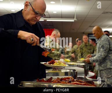 I membri del servizio del Dipartimento di Difesa civili e militari di membri della famiglia tutti a turno le palancole loro piastre pieno di uova, pancetta e vari altri cibi colazione durante la base comune corda Lewis-McNational Prayer Breakfast presso il laghi americani Conference Center su JBLM, nello Stato di Washington, Feb 16, 2016. Il JBLM National Prayer Breakfast consente ai partecipanti di rilassarsi e godere di un pasto come cappellani da diversi sfondi pregare per diverse situazioni. (U.S. Foto dell'esercito da Sgt. Gelsomino Higgins, 28 Affari pubblici distacco) Foto Stock