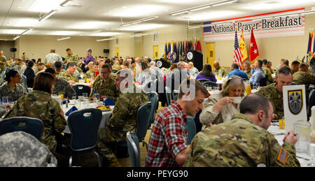 I membri del servizio del Dipartimento di Difesa civili e militari di membri della famiglia riuniscono tutti insieme per il giunto di base corda Lewis-McNational Prayer Breakfast presso il laghi americani Conference Center su JBLM, nello Stato di Washington, Feb 16, 2016. Il JBLM National Prayer Breakfast consente ai partecipanti di rilassarsi e godere di un pasto come cappellani da diversi sfondi pregare per diverse situazioni. (U.S. Foto dell'esercito da Sgt. Gelsomino Higgins, 28 Affari pubblici distacco Foto Stock