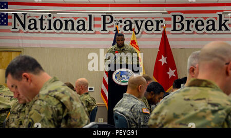 Cappellano Lt. Col. Khallid Shabazz, centro mi Corps vice cappellano, conduce la camera in una preghiera durante la base comune corda Lewis-McNational Prayer Breakfast presso il laghi americani Conference Center su JBLM, nello Stato di Washington, Feb 16, 2016. Lo scopo dell'JBLM National Prayer Breakfast è quello di migliorare la disponibilità e la resilienza del servizio i membri del Dipartimento di Difesa civili e militari di membri della famiglia. (U.S. Foto dell'esercito da Sgt. Gelsomino Higgins, 28 Affari pubblici distacco) Foto Stock