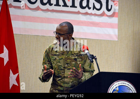 Cappellano Col. William Green, ho Corps cappellano, risolve una camera come l'oratore ospite per il 2016 Base comune corda Lewis-McNational Prayer Breakfast presso il laghi americani Conference Center su JBLM, nello Stato di Washington, Feb 16, 2016. Il Regno nazionale dello Stato Colazione di preghiera ha avuto luogo dal 1953 il primo giovedì del mese di febbraio di ogni anno e da allora molti paesi e città, per includere JBLM, hanno stabilito la propria preghiera colazione eventi. (U.S. Foto dell'esercito da Sgt. Gelsomino Higgins, 28 Affari pubblici distacco) Foto Stock