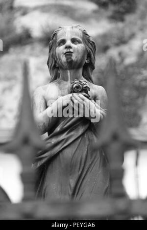 Una statua di tomba nel cimitero di St Peters, Salisburgo, Austria.. Foto Stock