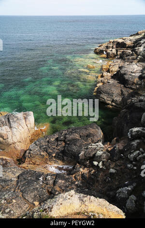 Spiaggia rocciosa dalla labirinti, St Martin's, isole Scilly, REGNO UNITO Foto Stock