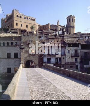 CASTILLO-PALACIO JUNTO A LA IGLESIA DE SANTA MARIA LA MAYOR DE VALDERROBRES - SIGLO XIV - GOTICO ARAGONES. Posizione: esterno, Valderrobres, Spagna. Foto Stock