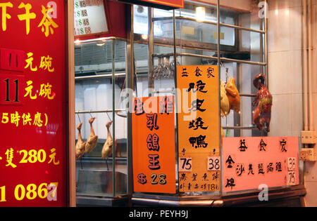Vetro anteriore del ristorante cinese locale visualizzazione anatre arrosto, Isola di Hong Kong, Hong Kong Foto Stock