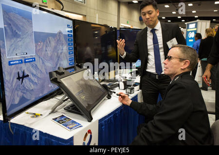 SAN DIEGO (feb. 18, 2016) Vice Adm. Ted N. Branch, vice capo delle operazioni navali per la guerra Informatica e direttore di intelligence Navale (N2/N6), tenta di eseguire un sistema di realtà virtuale in mostra da spazio e guerra navale Systems Center (CSD) pacifico la battaglia di sfruttamento dello spazio di Realtà mista (BEMR) laboratorio presso la West 2016. Il BEMR Lab è specializzata nella valutazione e integrazione aumentata e applicazioni di realtà virtuale per la Marina militare per aiutare a risparmiare sui costi di formazione e di sistemi di manutenzione. Lo spazio e la guerra navale Sistemi di comando, insieme con il suo sistema di centri specializzati e di partner program uffici dirigenziali Foto Stock