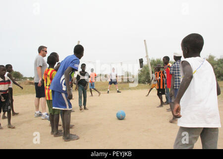 Airman 1. Classe Zachary C. Mullins, dal 130Airlift Wing, West Virginia Air National Guard, riproduce goalie durante un calcio di rigore in San Loius, Senegal, Feb 13, 2016. Mullins condiviso il suo amore di sport con bambini locali durante il Flintlock 2016. Flintlock è un africano militare è stata incentrata sulla sicurezza, la lotta contro il terrorismo e militari di assistenza umanitaria per le aree periferiche. (U.S. Foto dell'esercito da Staff Sgt. Kulani J. Lakanaria/rilasciato) Foto Stock