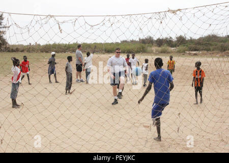 Airman 1. Classe Zachary C. Mullins, dal 130Airlift Wing, West Virginia Air National Guard, tenta di segnare un gol in San Loius, Senegal, Feb 13, 2016. Mullins è in Senegal per esercitare Flintlock 2016. Flintlock 2016 è una multinazionale traning esercizio finalizzato a strenghtning legami tra forze per le operazioni speciali provenienti da Africa, Europa e America del Nord. (U.S. Foto dell'esercito da Staff Sgt. Kulani J. Lakanaria) Foto Stock