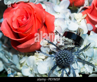 Gli anelli di nozze visualizzati in fiori Foto Stock