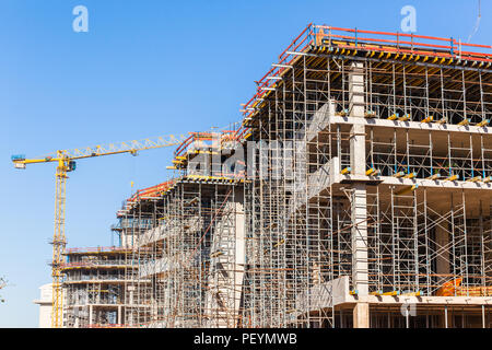 Costruzione attività edilizia closeup impalcature Supporti da pavimento per la gettata di calcestruzzo un edificio alto nel cielo blu. Foto Stock