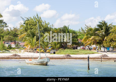 Vecchia barca vela accanto ad una spiaggia tropicale in Cancun, Messico. Foto Stock