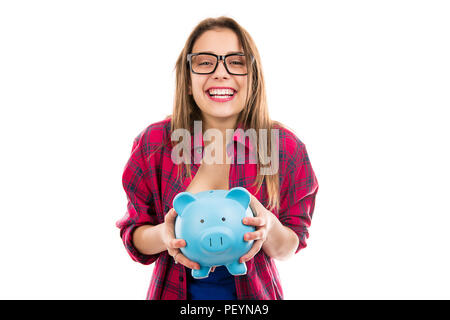 Giovani teen felice donna in bicchieri azienda blue piggybank con risparmi per il futuro e sorridente in telecamera isolata su sfondo bianco Foto Stock