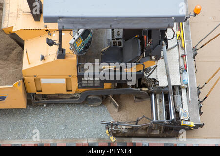 Asfaltatura macchina da sopra lavorando su strada Foto Stock