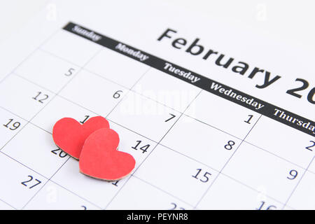 Pagina del calendario e cuori rossi sulla carta 14 febbraio del giorno di San Valentino. Foto Stock