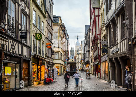 Mattinata sulla strada principale Rue du Horloge nel borgo medievale di Rouen, Francia come le consegne vengono effettuate e locali e testa a lavorare nell'area turistica Foto Stock