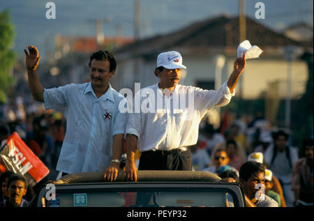 Nicaragua: Elezioni presidenziali 1996', Daniel Ortega (destra), Sandinista FSLN candidata presidenziale, in onda ai sostenitori a Granada, 1996 Foto Stock