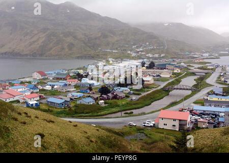 La città di Unalaska, noto anche come porto olandese, circondata da montagne e il mare di Bering, su Unalaska Isola, Isole Aleutine arcipelago, Alaska. Foto Stock