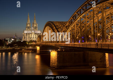 Una vista del ponte e il duomo di Colonia dal fiume di notte Foto Stock