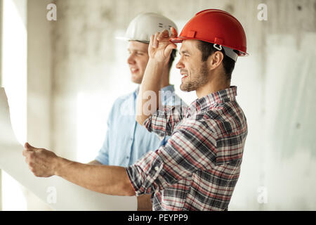 La felicità da lavorare. Gli ingegneri positivo con piani creativi. vista laterale foto Foto Stock