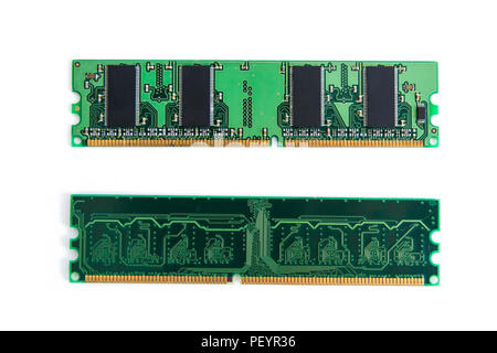 La bacchetta di RAM del computer (memoria ad accesso casuale) isolato su bianco. con percorso di clipping Foto Stock