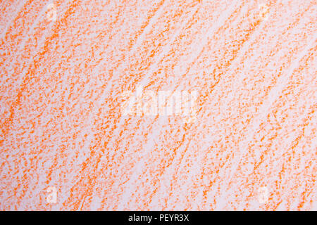 Arancio pastello a cera scarabocchiare sullo sfondo. Matite di colore arancione texture. Foto Stock