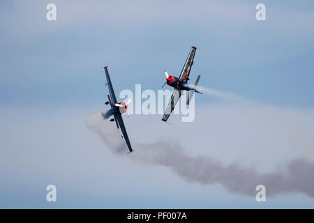 Eastbourne, Regno Unito.xvii Aug 2018. Le lame del team di visualizzazione al 2° giorno di Eastbourne Airshow internazionale. Noto anche come Airbourne, libera per partecipare a un evento tiene dimostrazioni spettacolari lungo il lungomare di Eastbourne, Regno Unito. Il credito Ed Brown/Alamy Live News Foto Stock