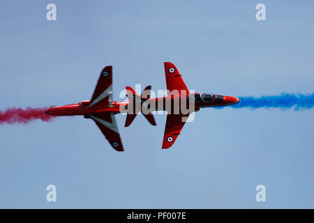 Eastbourne, Regno Unito.xvii Aug 2018. Le frecce rosse sul display il 2° giorno di Eastbourne Airshow internazionale. Noto anche come Airbourne, libera per partecipare a un evento tiene dimostrazioni spettacolari lungo il lungomare di Eastbourne, Regno Unito. Il credito Ed Brown/Alamy Live News Foto Stock