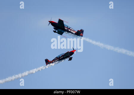 Eastbourne, Regno Unito.xvii Aug 2018. Le lame del team di visualizzazione al 2° giorno di Eastbourne Airshow internazionale. Noto anche come Airbourne, libera per partecipare a un evento tiene dimostrazioni spettacolari lungo il lungomare di Eastbourne, Regno Unito. Il credito Ed Brown/Alamy Live News Foto Stock