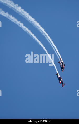 Eastbourne, Regno Unito.xvii Aug 2018. Le lame del team di visualizzazione al 2° giorno di Eastbourne Airshow internazionale. Noto anche come Airbourne, libera per partecipare a un evento tiene dimostrazioni spettacolari lungo il lungomare di Eastbourne, Regno Unito. Il credito Ed Brown/Alamy Live News Foto Stock