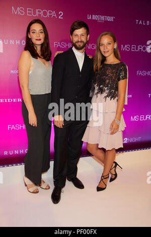 Amburgo, Germania. 17 Ago, 2018. Maria Ehrich (l-r), Franz Dinda e Sonja Gerhardt, attori, stand sul tappeto rosso di 'fashion2Notte' sulla MS Europa. Credito: Georg Wendt/dpa/Alamy Live News Foto Stock