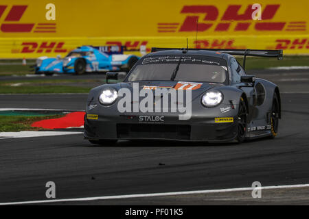 Silverstone, UK. Il 17 agosto 2018. La #77 Concorso di protoni Porsche 911 RSR di Christian Ried, Marvin Dienst e Dennis Olsen durante la pratica per la Comunità Le Mans Series 4 Ore di Silverstone, a Silverstone, UK Credit: James Hancock/Alamy Live News Foto Stock