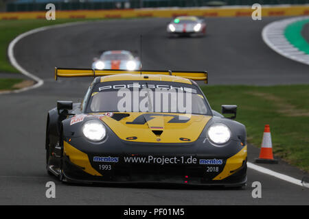 Silverstone, UK. Il 17 agosto 2018. La #56 Progetto Team 1 Porsche 911 RSR di Jorg Bergmeister Patrick Lindsey ed Egidio Perfetti durante la pratica per il FIA World Endurance Championship 6 Ore di Silverstone, a Silverstone, UK Credit: James Hancock/Alamy Live News Foto Stock