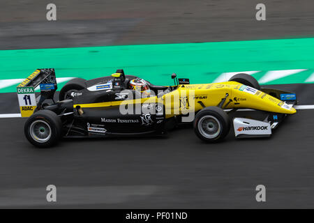 Silverstone, Regno Unito . Il 17 agosto 2018. Sacha Fenestraz, guidando la #11 Dallara Volkswagen di Carlin durante le qualificazioni per il campionato FIA di Formula 3 del campionato europeo sei round di Silverstone, UK Credit: James Hancock/Alamy Live News Foto Stock