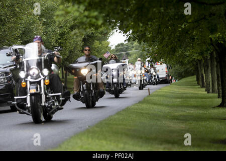 Presidente Trump grazie quasi 200 membri provenienti da ÒBikers per TrumpÓ Sabato, 11 agosto 2018, per il loro sostegno a un raduno al Trump National Golf Club di Bedminster Bedminster, N.J. Persone: presidente Donald Trump Foto Stock