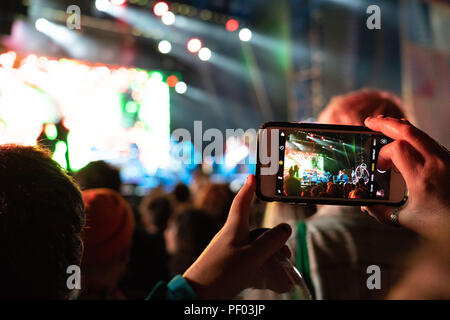 Glanusk Park, Brecon, Galles, 17 agosto 2018. Primo giorno del festival musicale Green Man nelle Brecon Beacons Mountains in Galles. Nella foto: I protagonisti del film King Gizzard e il mago della lucertola con i loro telefoni sul palco principale di montagna. Crediti: Rob Watkins/Alamy Live News Foto Stock