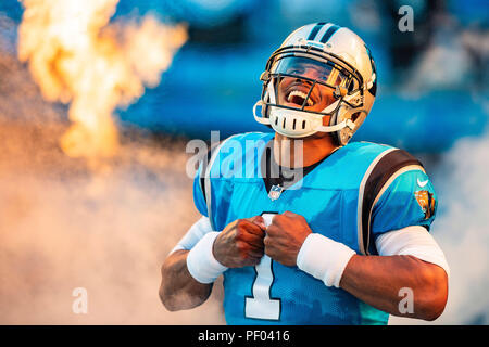 North Carolina, USA. Il 17 agosto 2018. Carolina Panthers quarterback Cam Newton (1) durante la preseason NFL partita di calcio tra i delfini di Miami e il Carolina Panthers Venerdì 17 Agosto, 2018 a Charlotte, NC. Giacobbe Kupferman/CSM Credito: Cal Sport Media/Alamy Live News Foto Stock