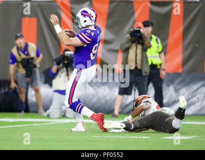 Ohio, Stati Uniti d'America. Agosto 17, 2018: Buffalo Bills stretto fine Nick O'Leary (84) rompe il tentativo di affrontare e corre per un touchdown durante la seconda metà di NFL partita di calcio tra le fatture della Buffalo e i Cleveland Browns al primo stadio di energia in Cleveland, Ohio. JP Waldron/Cal Sport Media Credito: Cal Sport Media/Alamy Live News Foto Stock