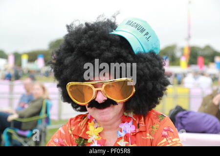 Henley-on-Thames, Regno Unito. Il 18 agosto 2018. Il Festival di riavvolgimento a sud a Henley-on-Thames il primo giorno ha attirato migliaia di appassionati che hanno vestito per l'occasione. Sul palco sono stati cantanti e gruppi dal 80's. Questi includevano la marmellata, ex membri di ELO, Howard Jones, Billy Ocean, Odissea,Jason Donovan, Nik Kershaw, Midge Ure, Marc Almond, Shalamar e Kool & Gang. Credito: Uwe Deffner/Alamy Live News Foto Stock