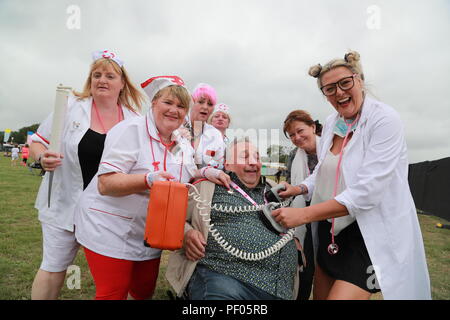 Henley-on-Thames, Regno Unito. Il 18 agosto 2018. Il Festival di riavvolgimento a sud a Henley-on-Thames il primo giorno ha attirato migliaia di appassionati che hanno vestito per l'occasione. Sul palco sono stati cantanti e gruppi dal 80's. Questi includevano la marmellata, ex membri di ELO, Howard Jones, Billy Ocean, Odissea,Jason Donovan, Nik Kershaw, Midge Ure, Marc Almond, Shalamar e Kool & Gang. Credito: Uwe Deffner/Alamy Live News Foto Stock