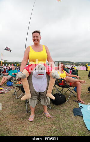 Henley-on-Thames, Regno Unito. Il 18 agosto 2018. Il Festival di riavvolgimento a sud a Henley-on-Thames il primo giorno ha attirato migliaia di appassionati che hanno vestito per l'occasione. Sul palco sono stati cantanti e gruppi dal 80's. Questi includevano la marmellata, ex membri di ELO, Howard Jones, Billy Ocean, Odissea,Jason Donovan, Nik Kershaw, Midge Ure, Marc Almond, Shalamar e Kool & Gang. Credito: Uwe Deffner/Alamy Live News Foto Stock