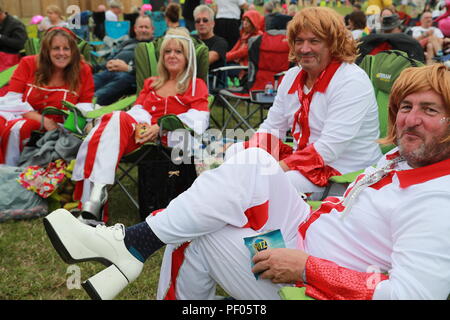 Henley-on-Thames, Regno Unito. Il 18 agosto 2018. Il Festival di riavvolgimento a sud a Henley-on-Thames il primo giorno ha attirato migliaia di appassionati che hanno vestito per l'occasione. Sul palco sono stati cantanti e gruppi dal 80's. Questi includevano la marmellata, ex membri di ELO, Howard Jones, Billy Ocean, Odissea,Jason Donovan, Nik Kershaw, Midge Ure, Marc Almond, Shalamar e Kool & Gang. Credito: Uwe Deffner/Alamy Live News Foto Stock