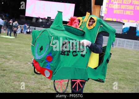 Henley-on-Thames, Regno Unito. Il 18 agosto 2018. Il Festival di riavvolgimento a sud a Henley-on-Thames il primo giorno ha attirato migliaia di appassionati che hanno vestito per l'occasione. Sul palco sono stati cantanti e gruppi dal 80's. Questi includevano la marmellata, ex membri di ELO, Howard Jones, Billy Ocean, Odissea,Jason Donovan, Nik Kershaw, Midge Ure, Marc Almond, Shalamar e Kool & Gang. Credito: Uwe Deffner/Alamy Live News Foto Stock