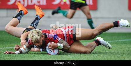 Salford, Regno Unito. Il 18 agosto 2018. Rugby League Super 8's Salford Red Devils vs Widnes Vikings ; Salford Red Devils Junior Sa'u passa per il suo secondo tentativo di AJ Bell Stadium, Salford, Regno Unito. Dean Williams Credito: Dean Williams/Alamy Live News Foto Stock