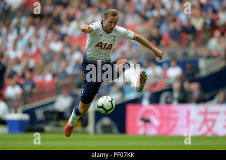 Londra, Regno Unito. Il 18 agosto 2018. Londra, Regno Unito. Il 18 agosto 2018. Harry Kane del Tottenham Hotspur durante il Tottenham Hotspur vs Fulham, Premier League Football Match 0n 18 agosto 2018. Solo uso editoriale nessun uso non autorizzato di audio, video, dati, calendari (al di fuori dell'UE), club/campionato loghi o 'live' servizi. Online in corrispondenza uso limitato a 45 immagini (+15 in tempo extra). Non utilizzare per emulare le immagini in movimento. Nessun uso in scommesse, giochi o un singolo giocatore/club/league pubblicazioni/servizi. Credito: MARTIN DALTON/Alamy Live News Credito: MARTIN DALTON/Alamy Live News Foto Stock